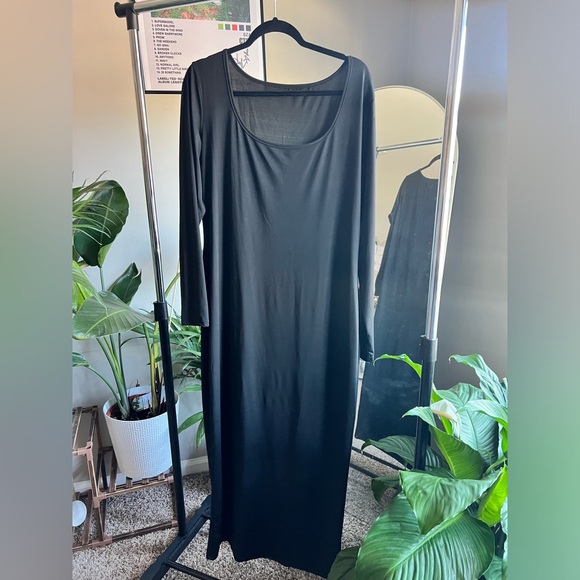 SHEIN Privé Plus Solid Round Neck Fitted
Dress - Picture 4 of 4